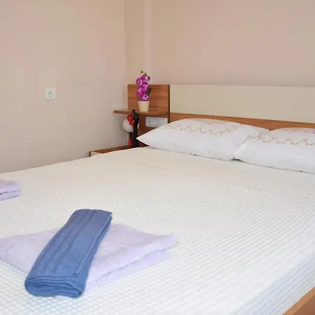 Apartman Thera 8 *